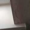 Не закреплен внутренний откос и не установлен декоративный наличник, как следствие трещина по стыку откоса со стеной
